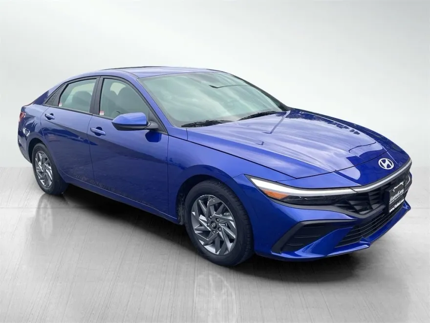 2024 Hyundai Elantra SEL photo 1