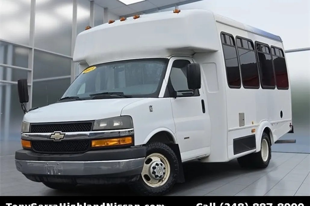 2013 Chevrolet Express 3500 Cutaway photo 1