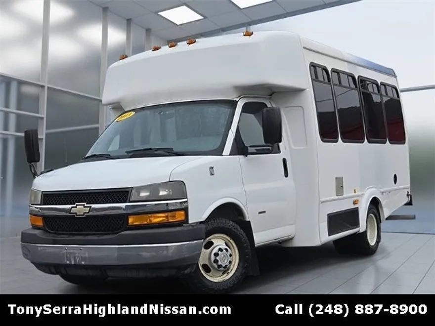 2013 Chevrolet Express 3500 Cutaway photo 1