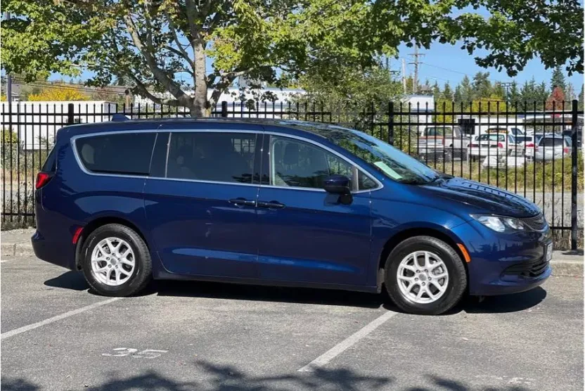 2020 Chrysler Voyager LX photo 1