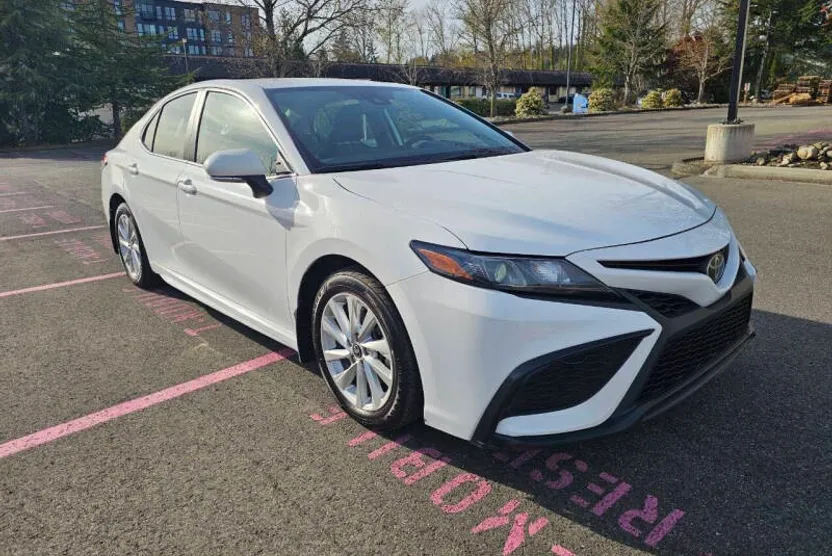 2022 Toyota Camry SE photo 1