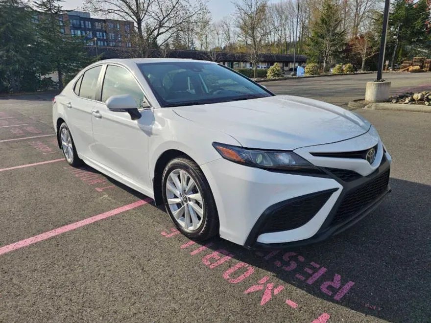 2022 Toyota Camry SE photo 1