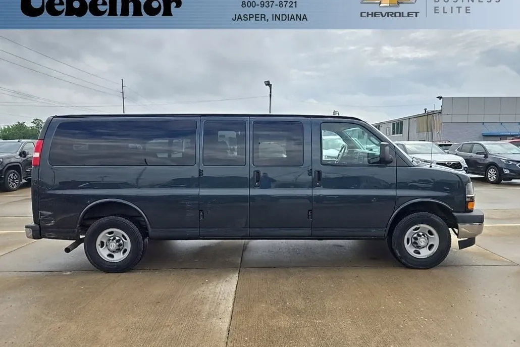 2017 Chevrolet Express 3500 LT Passenger Van photo 1