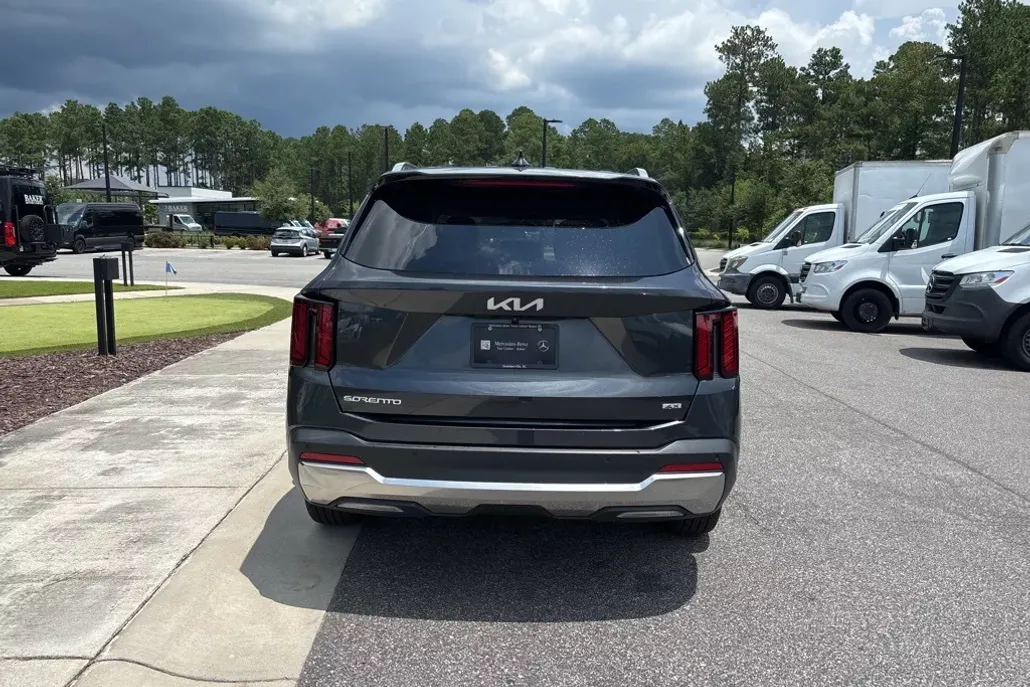 2024 Kia Sorento S photo 1