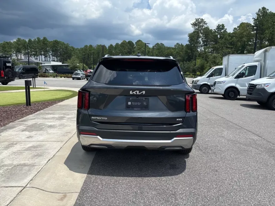 2024 Kia Sorento S photo 1