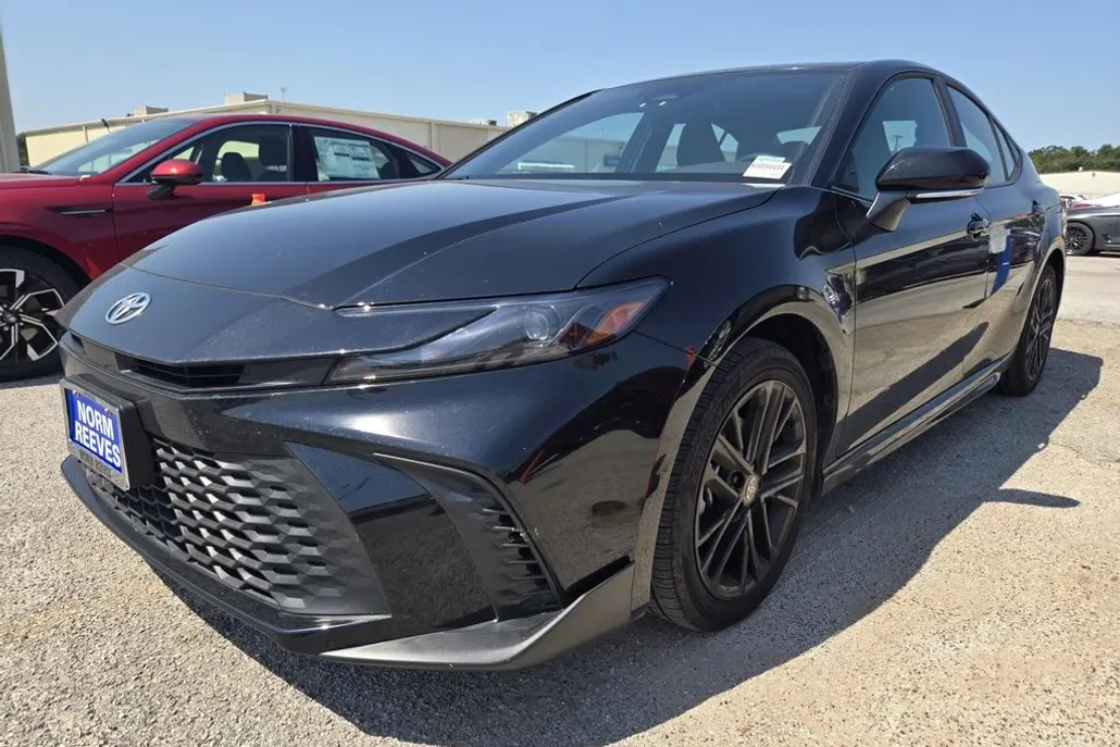 2025 Toyota Camry SE photo 1