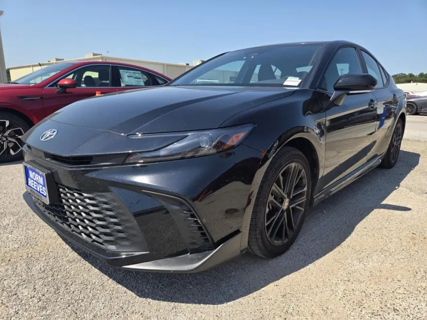 2025 Toyota Camry SE photo 1