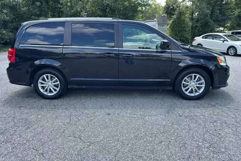 2019 Dodge Grand Caravan SXT photo 1