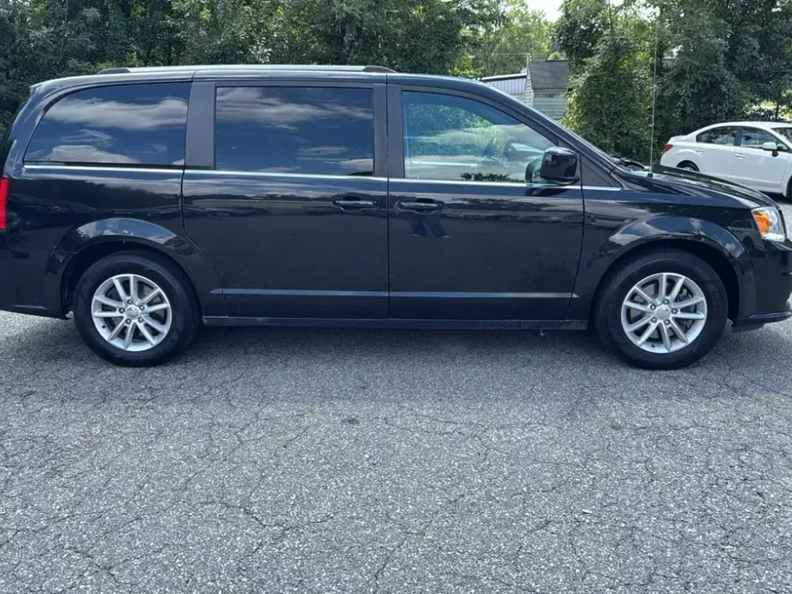 2019 Dodge Grand Caravan SXT photo 1
