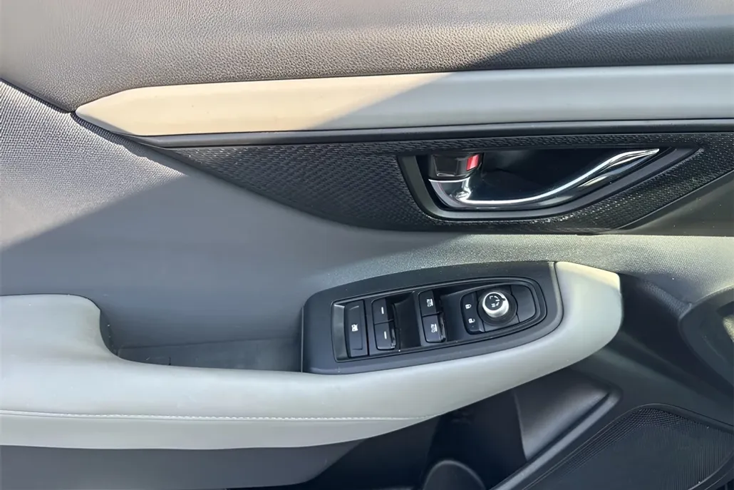 2020 Subaru Outback Premium photo 1