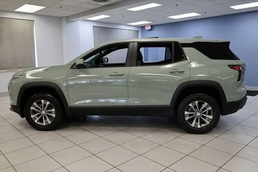 2026 Chevrolet Equinox LT photo 1