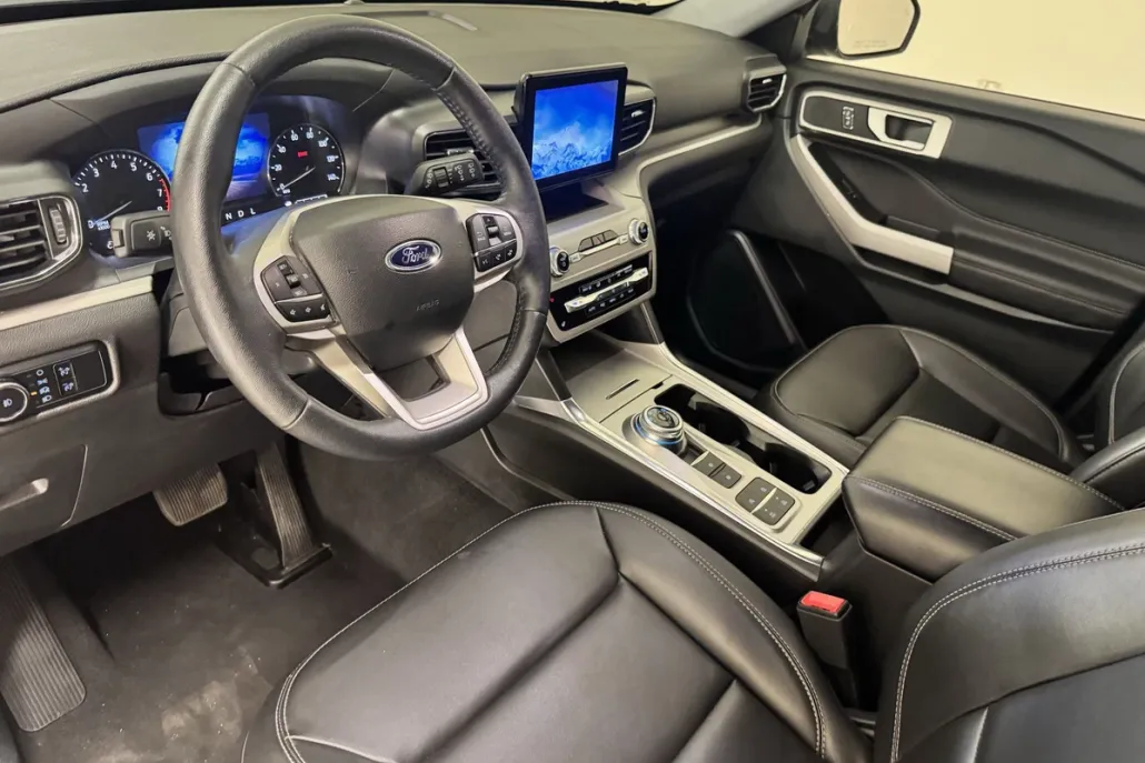 2024 Ford Explorer XLT photo 1