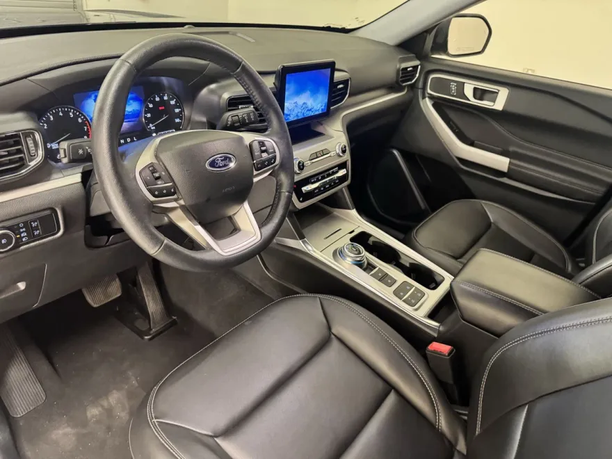 2024 Ford Explorer XLT photo 1