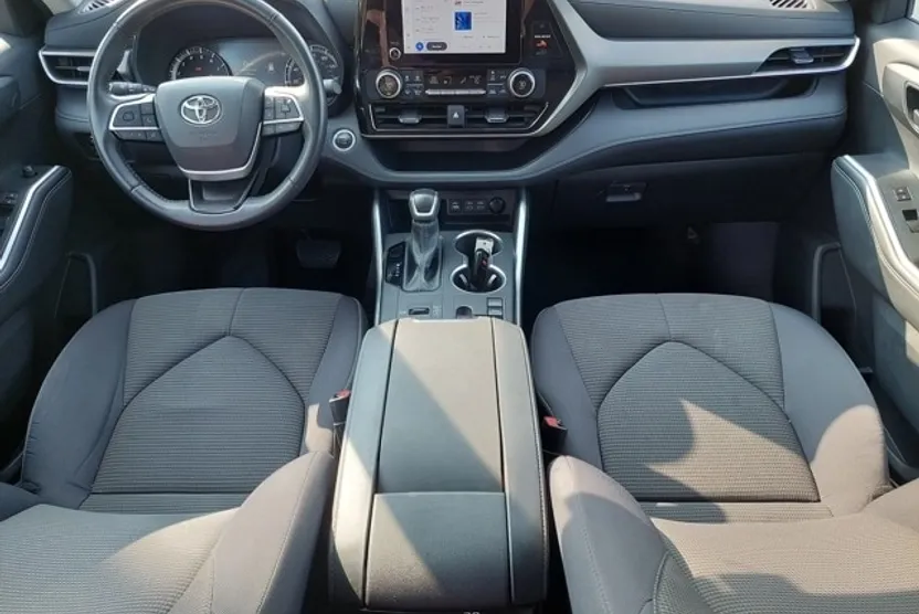 2024 Toyota Highlander LE photo 1
