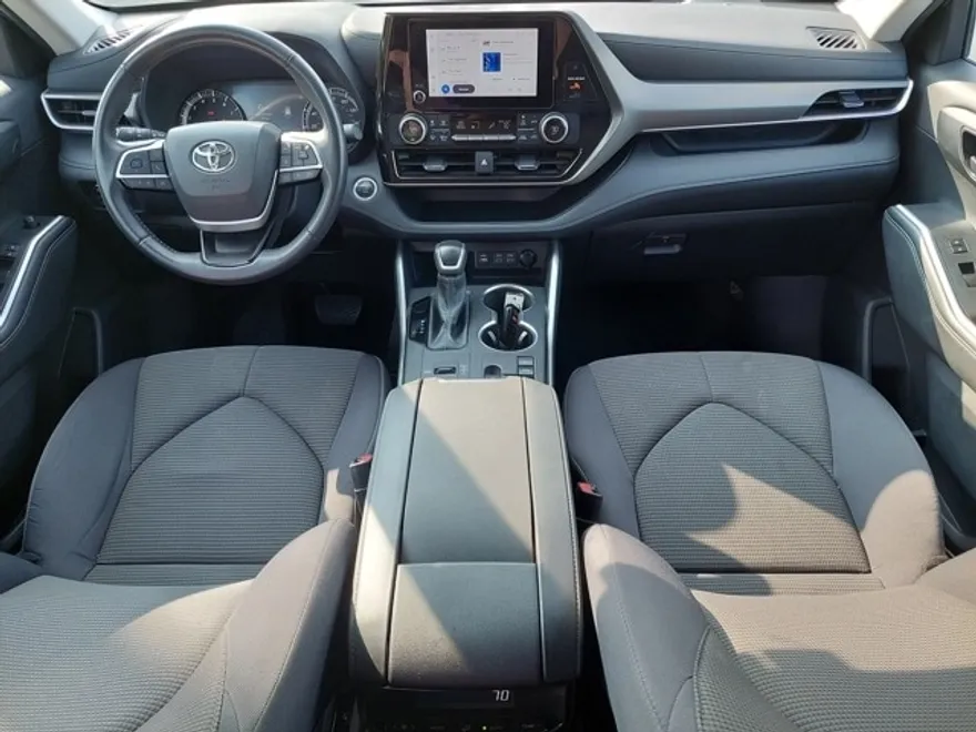 2024 Toyota Highlander LE photo 1