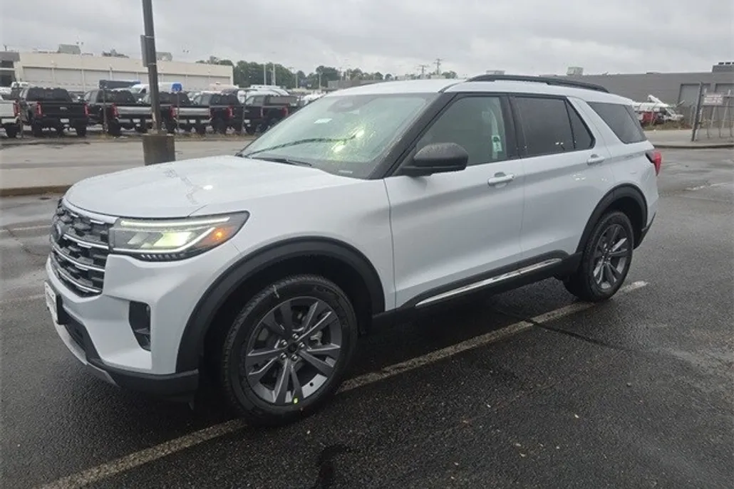 2025 Ford Explorer photo 1