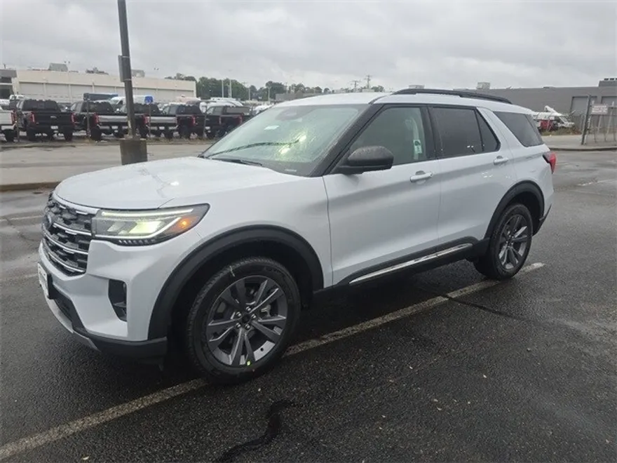 2025 Ford Explorer photo 1