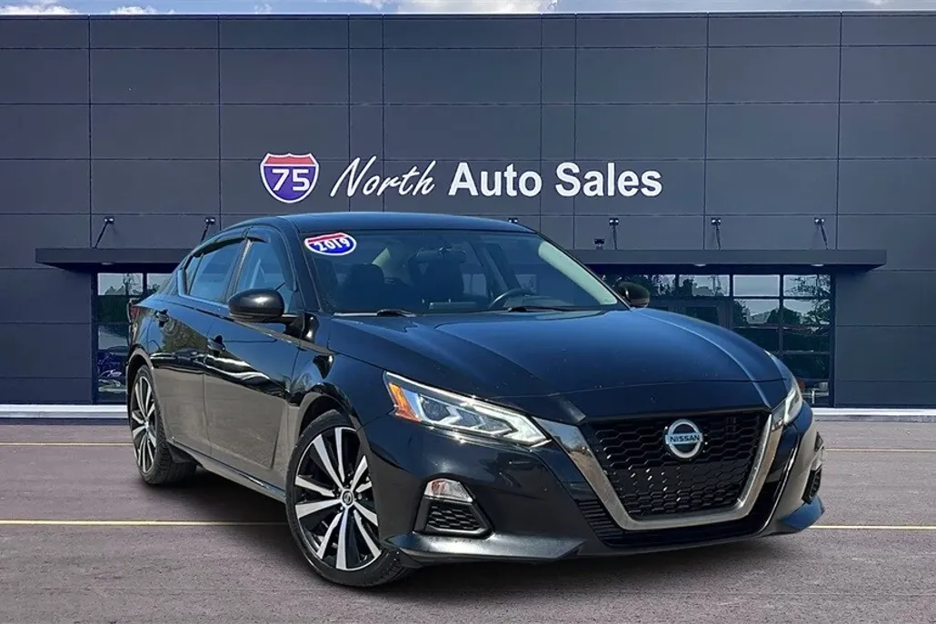 2019 Nissan Altima SR photo 1