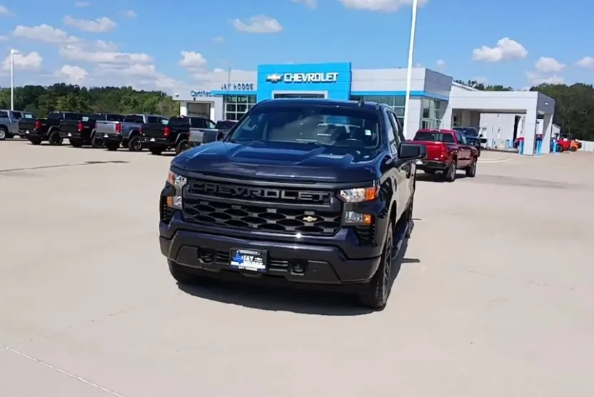 2023 Chevrolet Silverado 1500 Custom photo 1