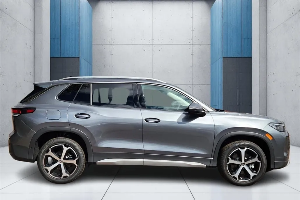 2025 Volkswagen Tiguan SE photo 1