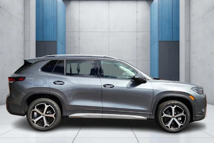 2025 Volkswagen Tiguan SE photo 1