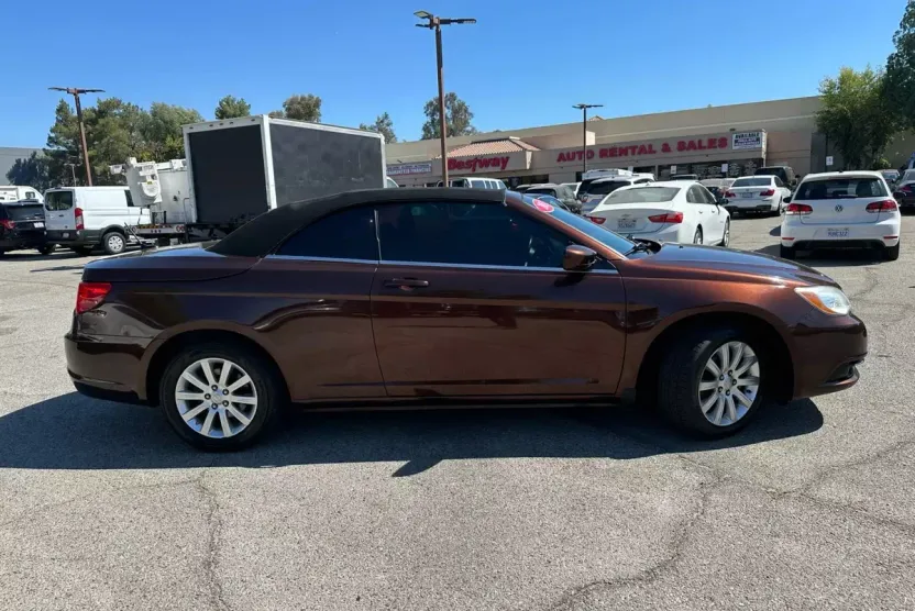 2013 Chrysler 200 Touring photo 1