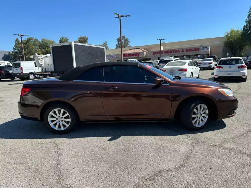 2013 Chrysler 200 Touring photo 1