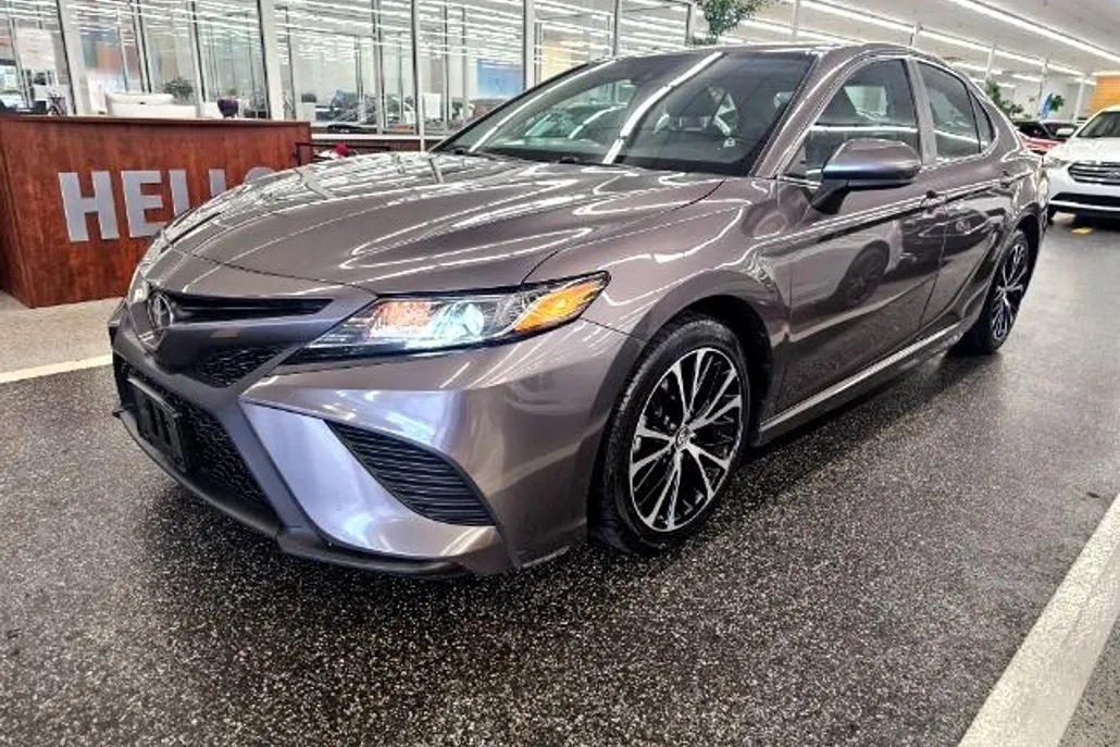 2019 Toyota Camry LE photo 1
