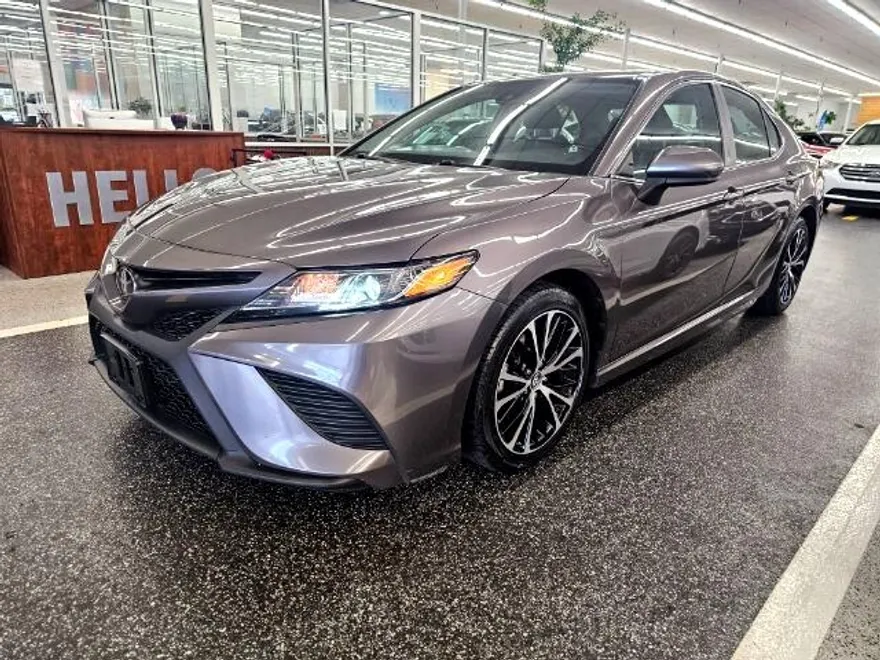 2019 Toyota Camry LE photo 1