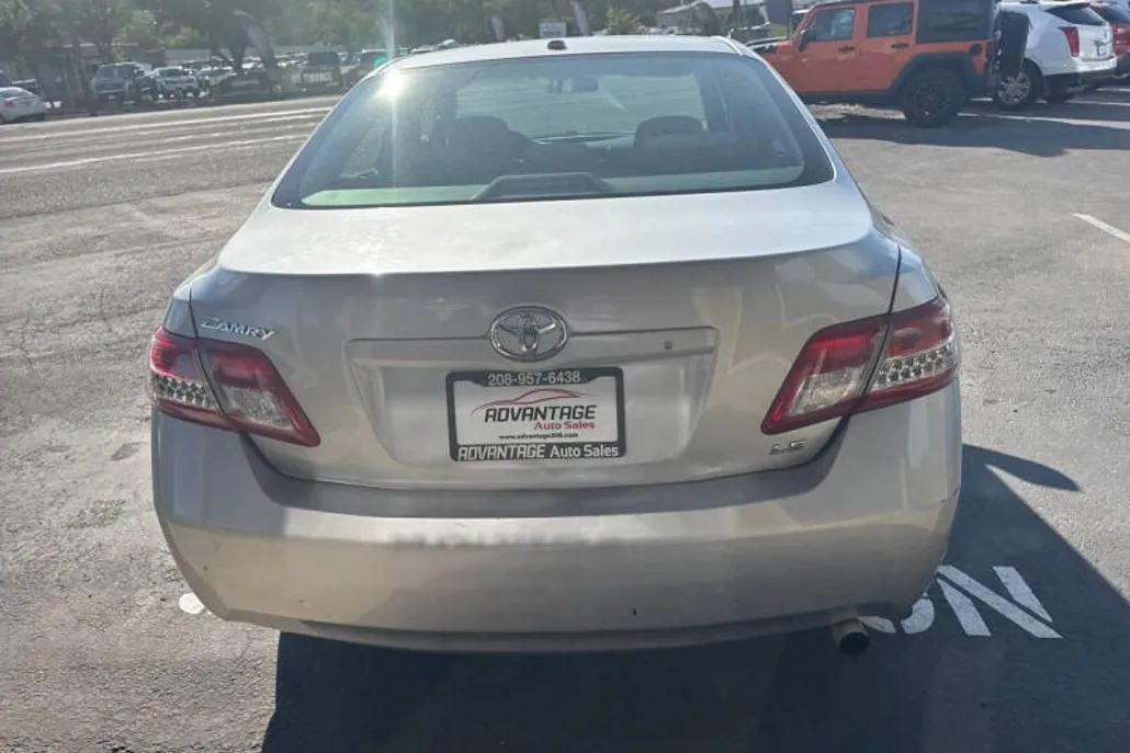 2010 Toyota Camry LE photo 1