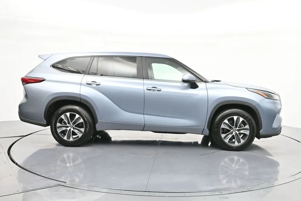 2023 Toyota Highlander XLE photo 1