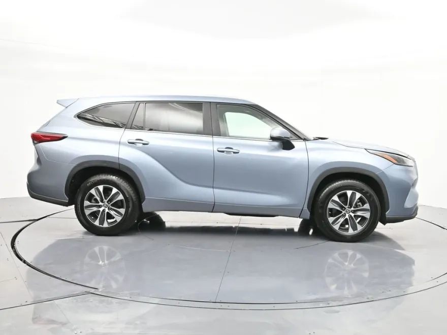 2023 Toyota Highlander XLE photo 1