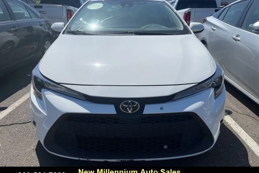 2021 Toyota Corolla LE photo 1