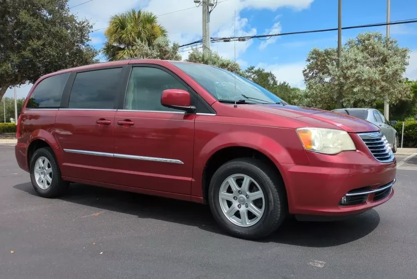 2012 Chrysler Town & Country Touring photo 1