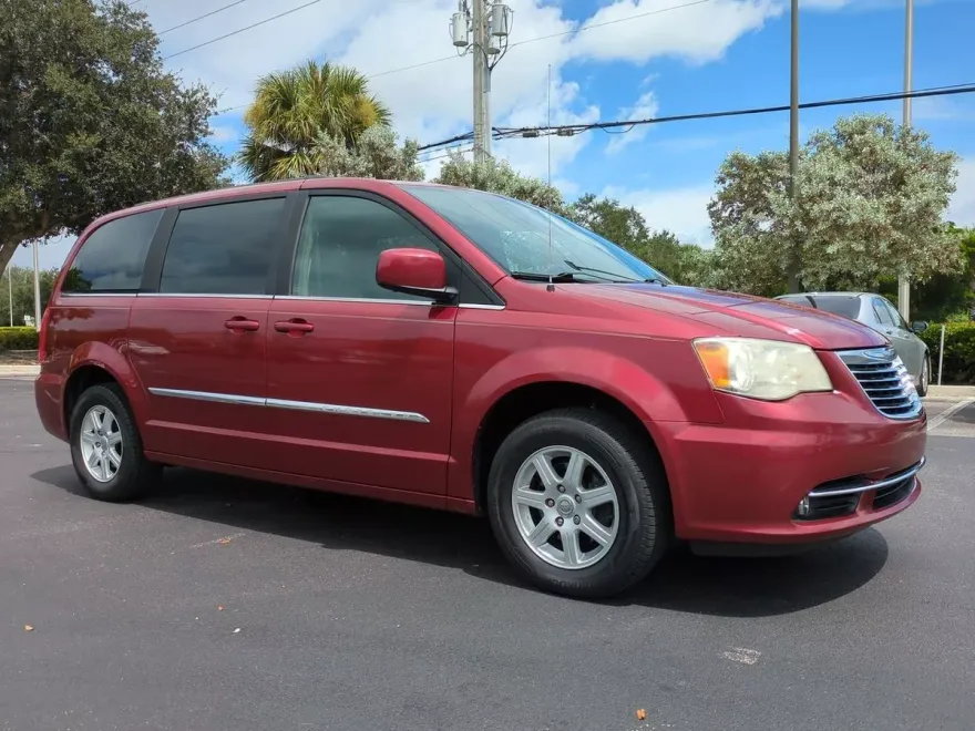 2012 Chrysler Town & Country Touring photo 1