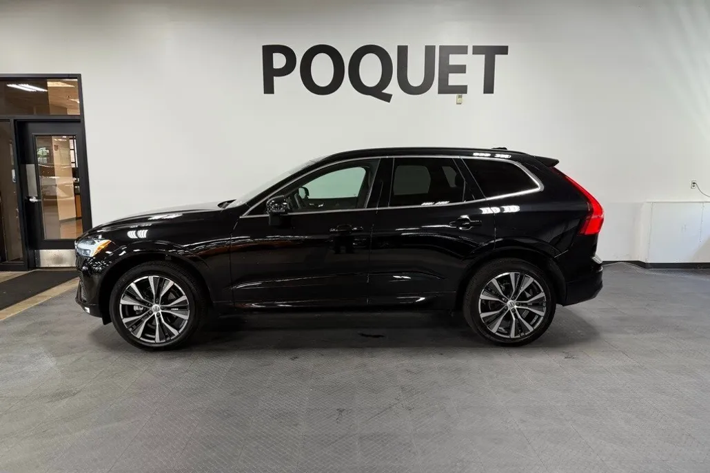 2022 Volvo XC60 B5 Momentum photo 1