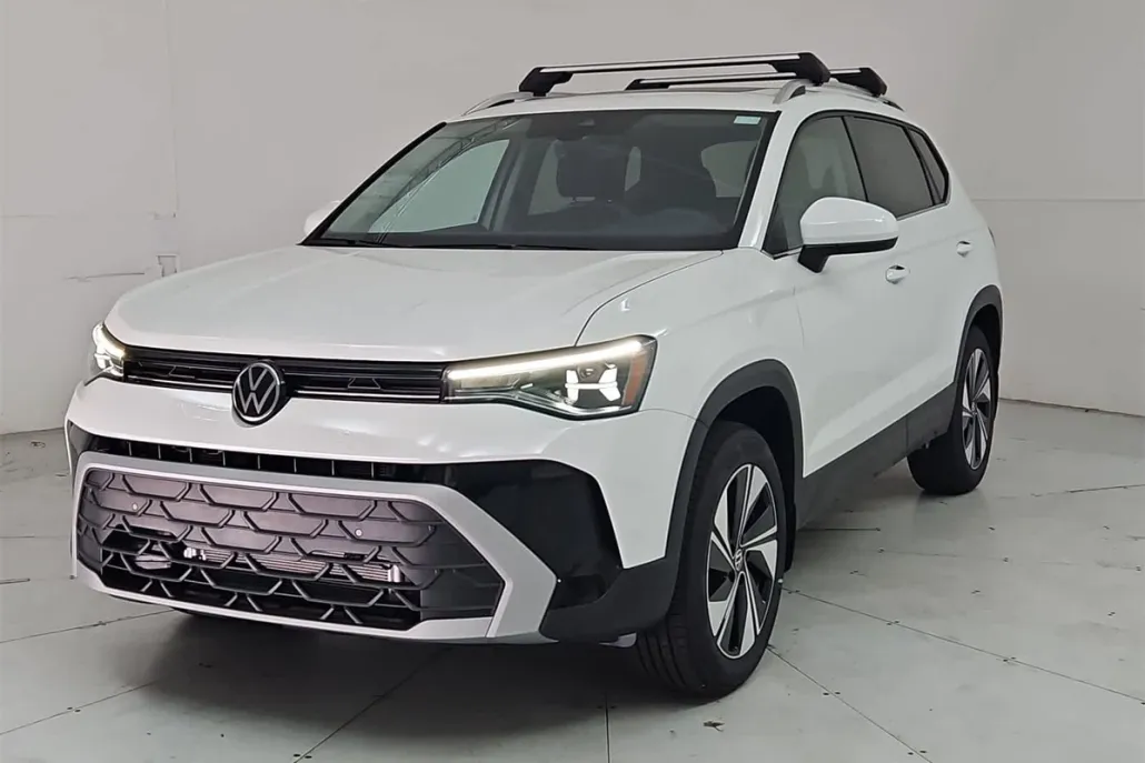 2025 Volkswagen Taos SE photo 1