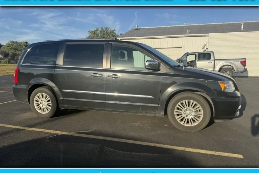 2016 Chrysler Town & Country Limited photo 1