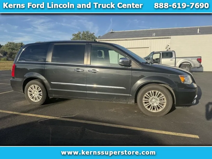 2016 Chrysler Town & Country Limited photo 1