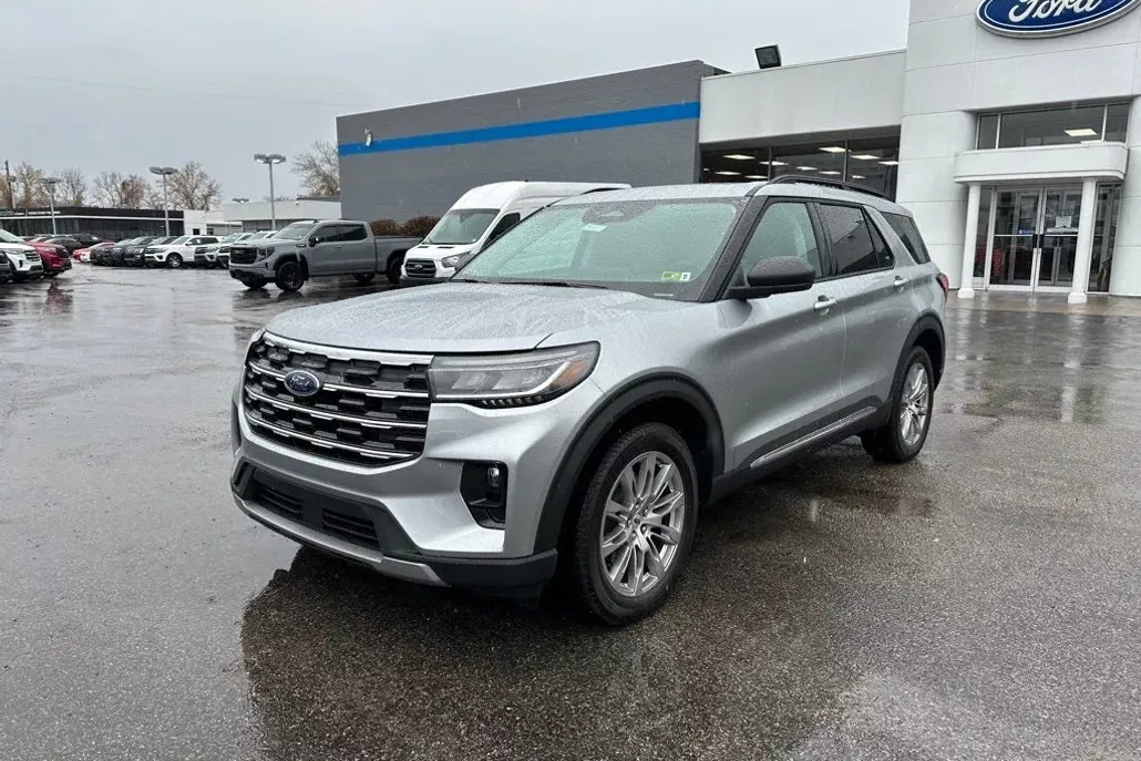 2025 Ford Explorer photo 1