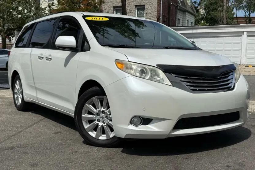 2011 Toyota Sienna Limited photo 1