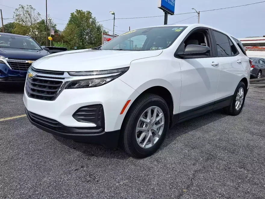2023 Chevrolet Equinox LS photo 1