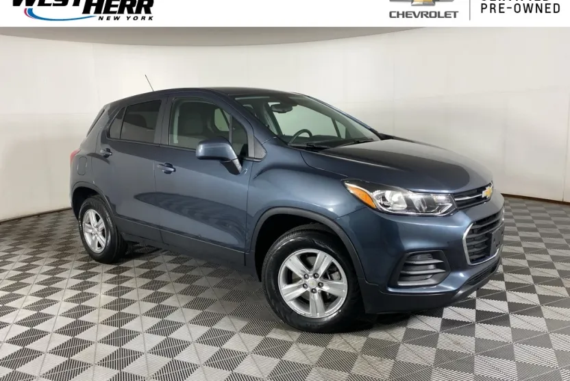 2022 Chevrolet Trax LS photo 1