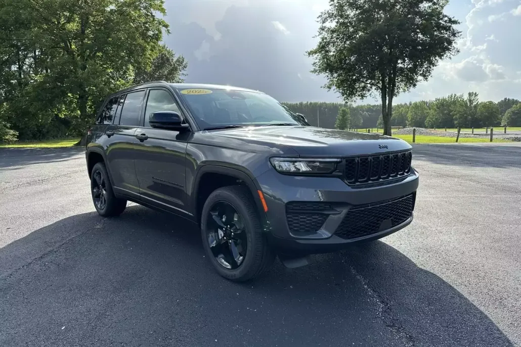 2025 Jeep Grand Cherokee Laredo photo 1