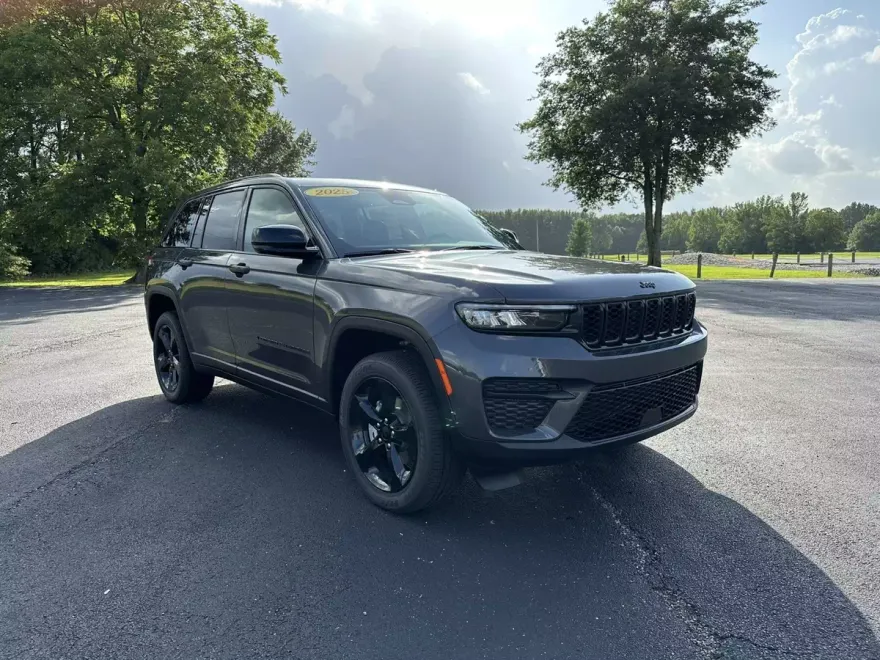 2025 Jeep Grand Cherokee Laredo photo 1