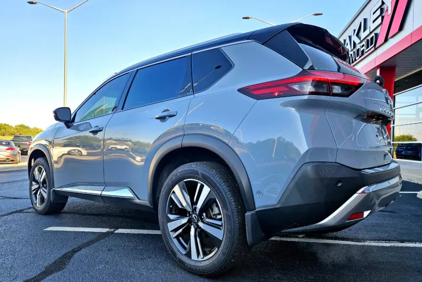2023 Nissan Rogue Platinum photo 1