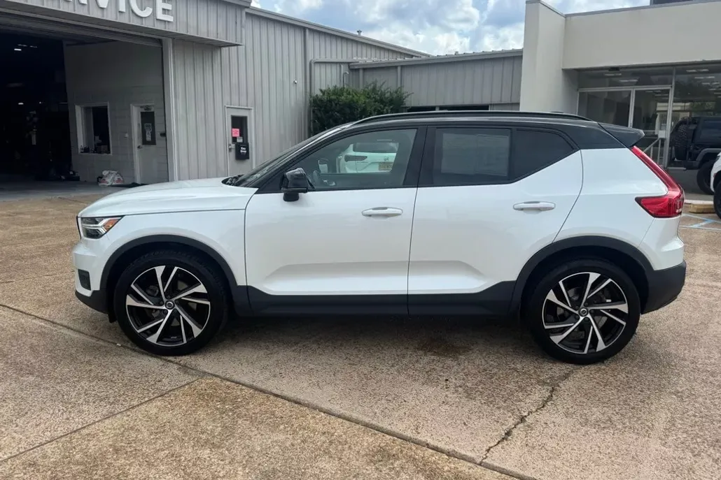 2021 Volvo XC40 T5 R-Design photo 1