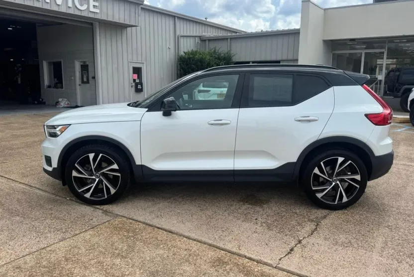 2021 Volvo XC40 T5 R-Design photo 1