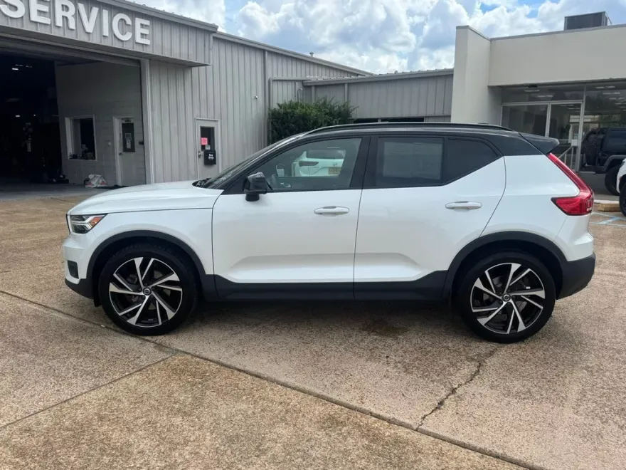 2021 Volvo XC40 T5 R-Design photo 1