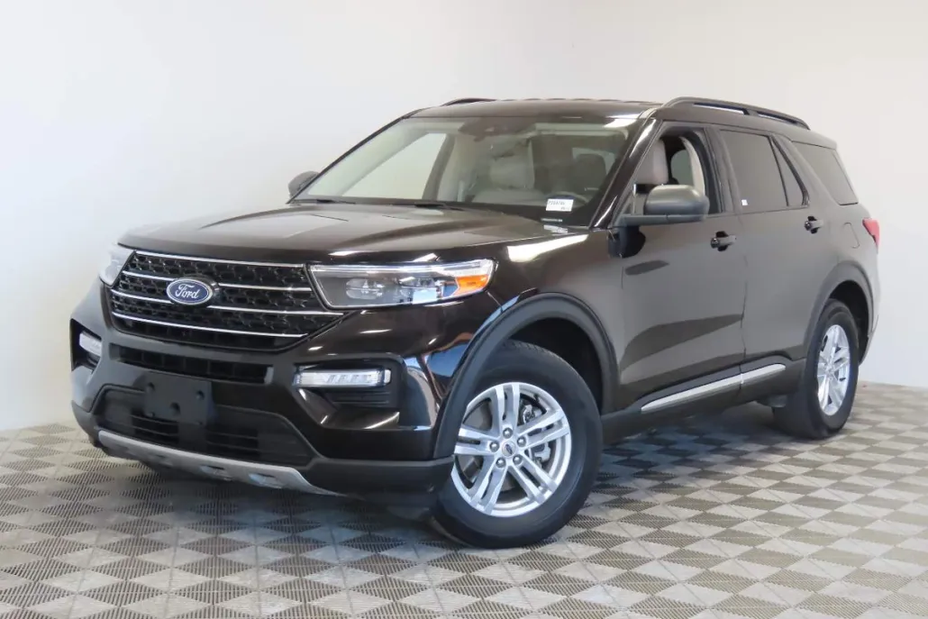 2023 Ford Explorer XLT photo 1